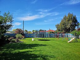 Colonial Lodge Motel