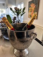 Captain's Retreat Apartments and Cottages