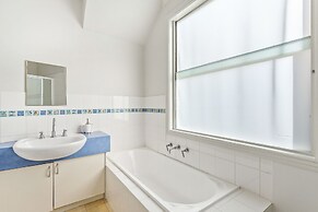 Captain's Retreat Apartments and Cottages