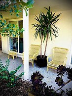 Captain's Retreat Apartments and Cottages