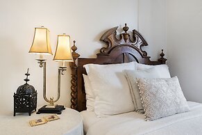 Captain's Retreat Apartments and Cottages