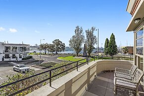 Captain's Retreat Apartments and Cottages