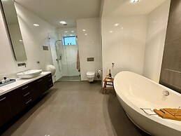 Captain's Retreat Apartments and Cottages