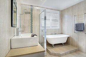 Captain's Retreat Apartments and Cottages