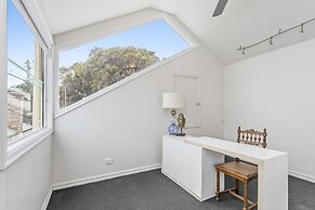 Captain's Retreat Apartments and Cottages