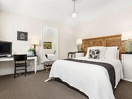 Captain's Retreat Apartments and Cottages