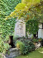 Captain's Retreat Apartments and Cottages