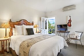 Captain's Retreat Apartments and Cottages