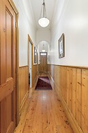 Captain's Retreat Apartments and Cottages