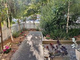 Captain's Retreat Apartments and Cottages