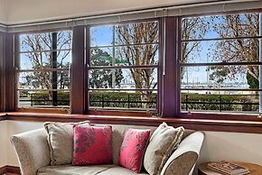 Captain's Retreat Apartments and Cottages