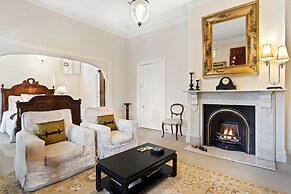 Captain's Retreat Apartments and Cottages