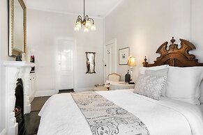 Captain's Retreat Apartments and Cottages