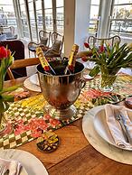 Captain's Retreat Apartments and Cottages