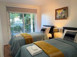 Captain's Retreat Apartments and Cottages