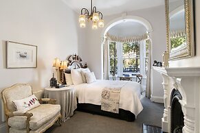 Captain's Retreat Apartments and Cottages