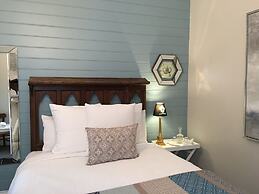 Captain's Retreat Apartments and Cottages