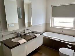 Captain's Retreat Apartments and Cottages