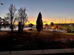 Captain's Retreat Apartments and Cottages