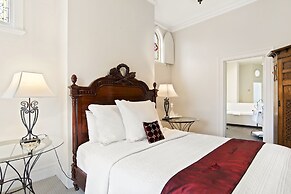 Captain's Retreat Apartments and Cottages