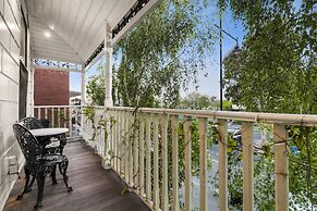 Captain's Retreat Apartments and Cottages