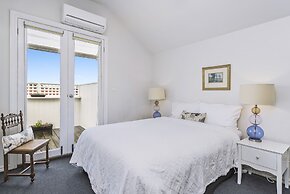 Captain's Retreat Apartments and Cottages