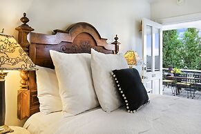 Captain's Retreat Apartments and Cottages