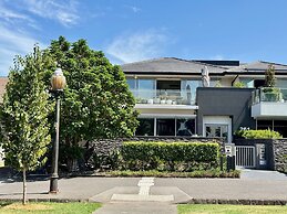 Captain's Retreat Apartments and Cottages