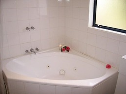 Bush Inn Court Motel