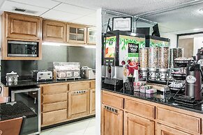 Econo Lodge Inn & Suites