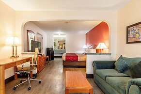 Econo Lodge Inn & Suites