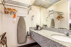 Econo Lodge Inn & Suites