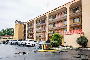 Econo Lodge Inn & Suites