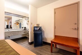 Econo Lodge Inn & Suites