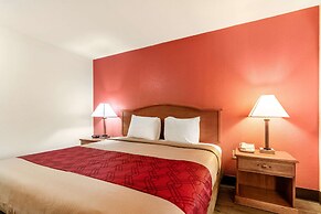 Econo Lodge Inn & Suites