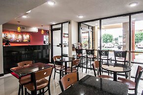 Econo Lodge Inn & Suites