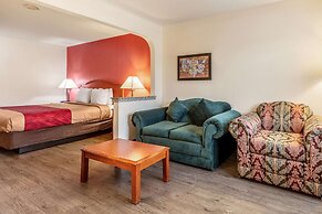Econo Lodge Inn & Suites