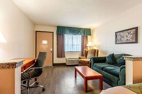 Econo Lodge Inn & Suites
