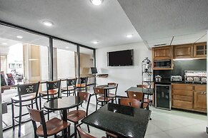 Econo Lodge Inn & Suites