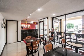 Econo Lodge Inn & Suites