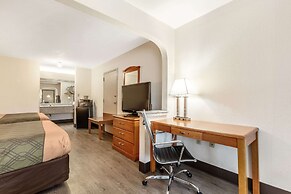 Econo Lodge Inn & Suites