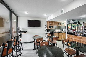 Econo Lodge Inn & Suites