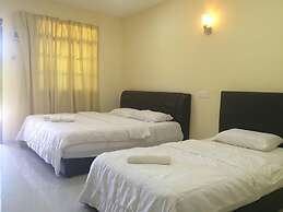 Penarak Bamboo Beach Motel