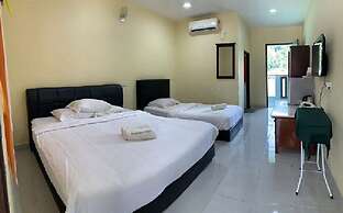 Penarak Bamboo Beach Motel