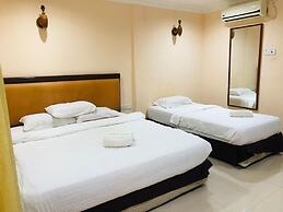 Penarak Bamboo Beach Motel