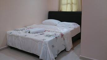 Penarak Bamboo Beach Motel