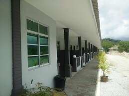 Penarak Bamboo Beach Motel