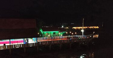 Penarak Bamboo Beach Motel