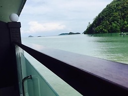 Penarak Bamboo Beach Motel