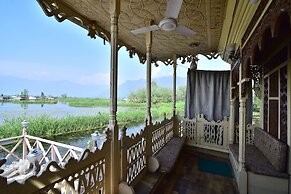 Houseboat Zaindari Palace